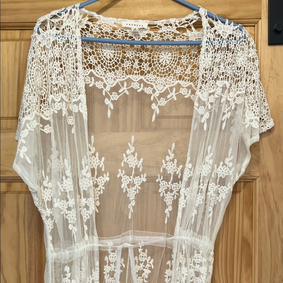 Promesa Elegant Lace Cover-Up - Picture 3 of 5